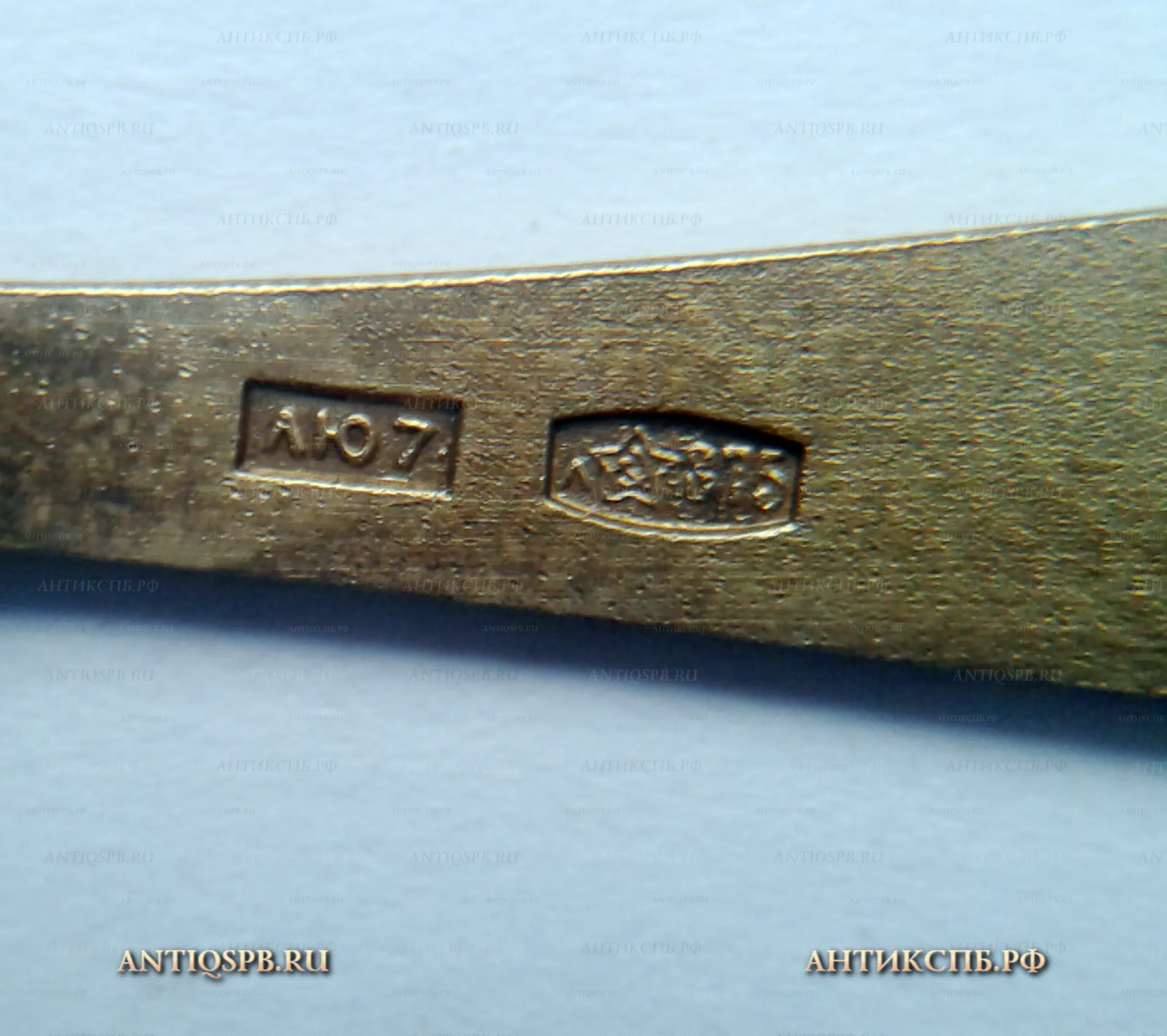 Вилочка для лимона серебряная с эмалью. ЛЮ7. СССР. Вт. пол. ХХ века. №21772.3
